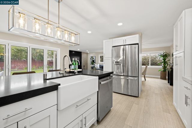 875 Brittany Ln, Concord, CA 94518