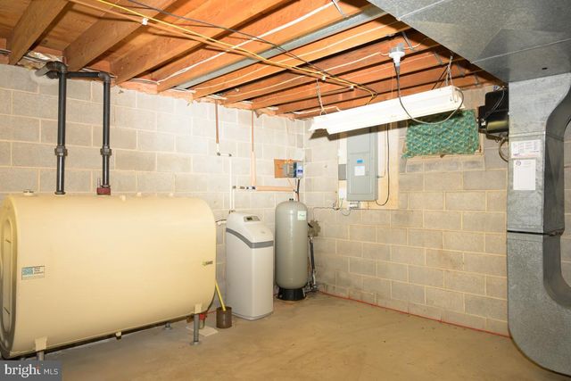 47 WEAVERTOWN LN, Douglassville, PA 19518