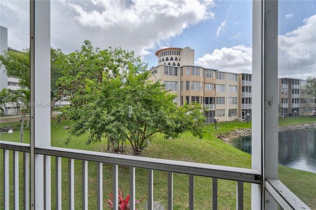 1700 NE 191st St 202, Miami, FL 33179