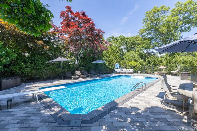 27 Winslow Lane, Smithtown, NY 11787