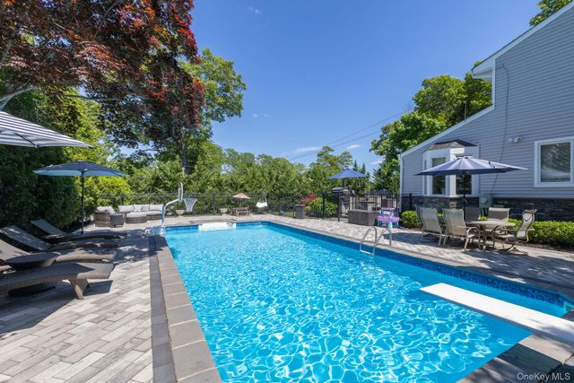 27 Winslow Lane, Smithtown, NY 11787