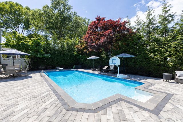 27 Winslow Lane, Smithtown, NY 11787