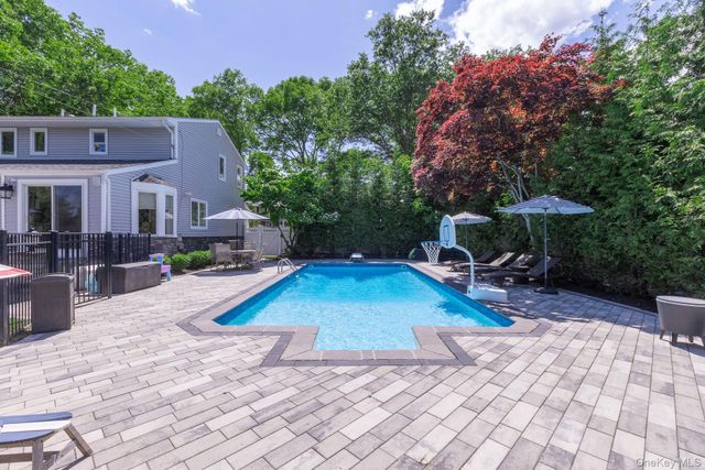 27 Winslow Lane, Smithtown, NY 11787