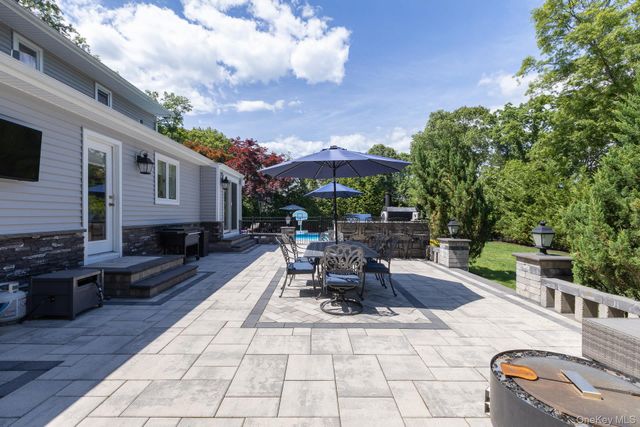 27 Winslow Lane, Smithtown, NY 11787