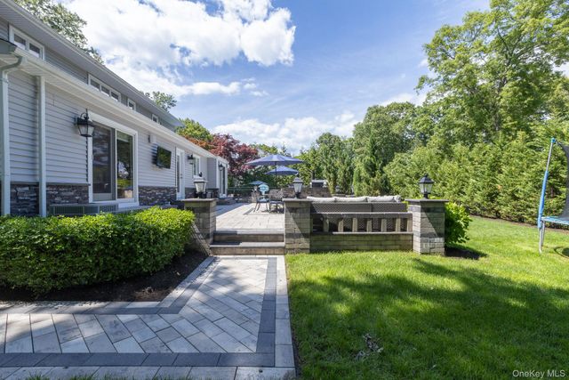 27 Winslow Lane, Smithtown, NY 11787