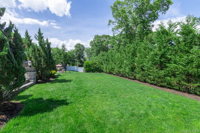 27 Winslow Lane, Smithtown, NY 11787