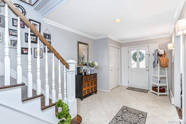 27 Winslow Lane, Smithtown, NY 11787