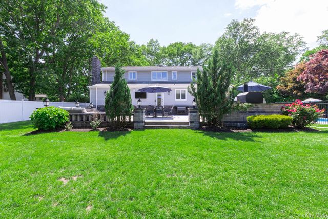 27 Winslow Lane, Smithtown, NY 11787