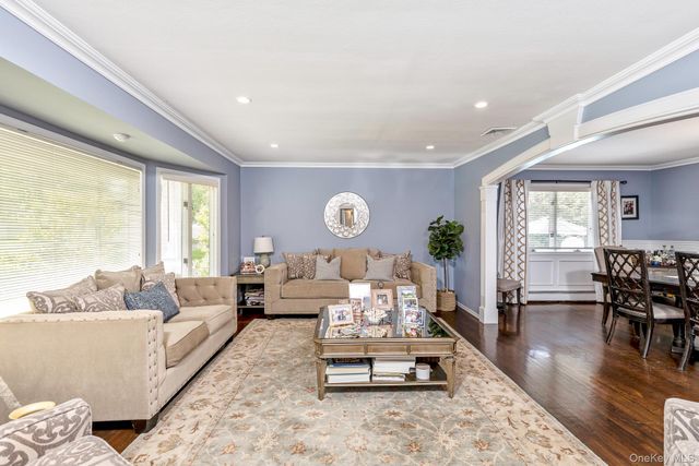 27 Winslow Lane, Smithtown, NY 11787