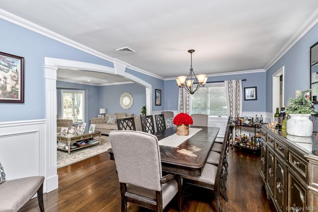 27 Winslow Lane, Smithtown, NY 11787