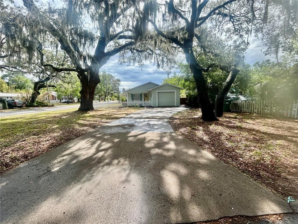 1040 N CLAYTON STREET, Mount Dora, FL 32757