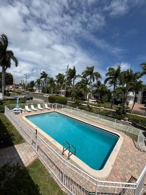 500 Layne Blvd 20, Hallandale Beach, FL 33009