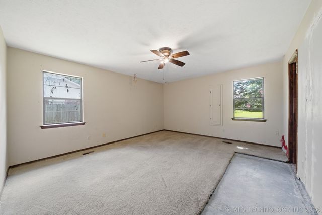 902 Cardinal Lane, Okmulgee, OK 74447