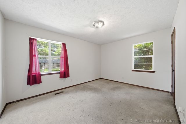 902 Cardinal Lane, Okmulgee, OK 74447