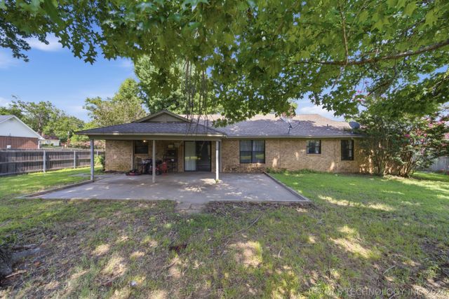 902 Cardinal Lane, Okmulgee, OK 74447