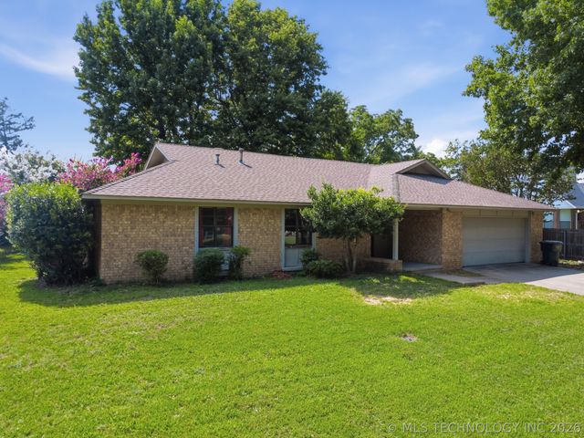 902 Cardinal Lane, Okmulgee, OK 74447
