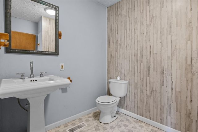 3316 Toms Creek Rd, Linden, TN 37096