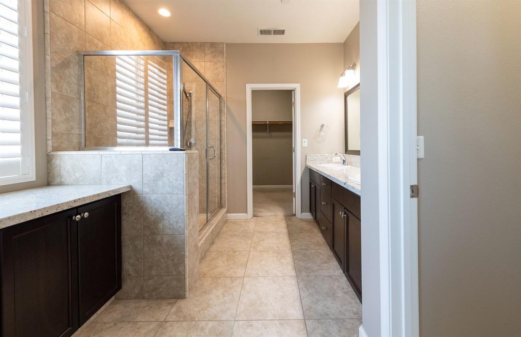 Image 15 of property listing at 7093 N Astoria Drive, Fresno, CA 93722