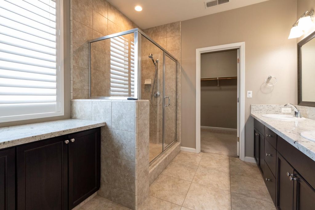 Image 16 of property listing at 7093 N Astoria Drive, Fresno, CA 93722