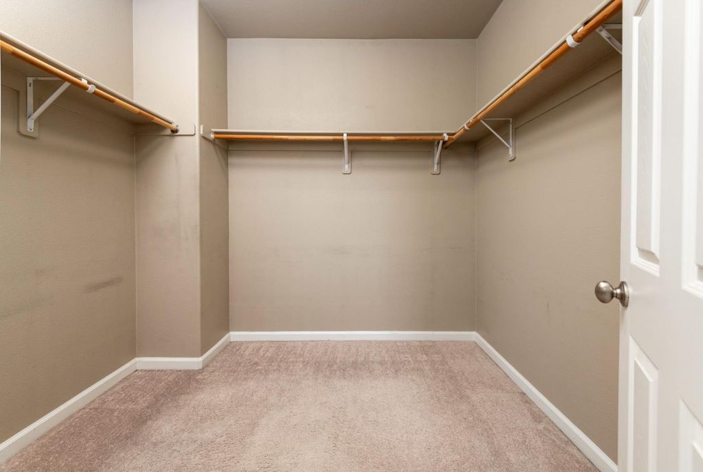 Image 18 of property listing at 7093 N Astoria Drive, Fresno, CA 93722