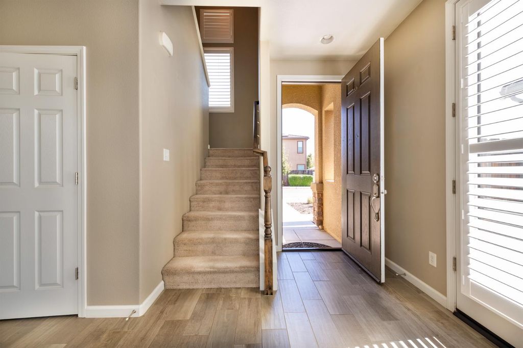 Image 8 of property listing at 7093 N Astoria Drive, Fresno, CA 93722