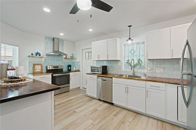 936 S Houston St, Aransas Pass, TX 78336