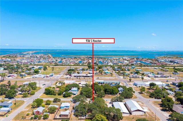 936 S Houston St, Aransas Pass, TX 78336