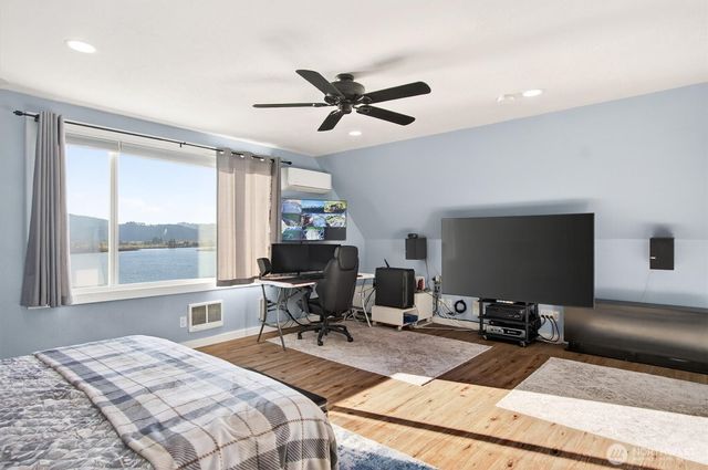 290 Columbia Street, Cathlamet, WA 98612