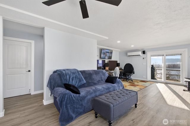 290 Columbia Street, Cathlamet, WA 98612