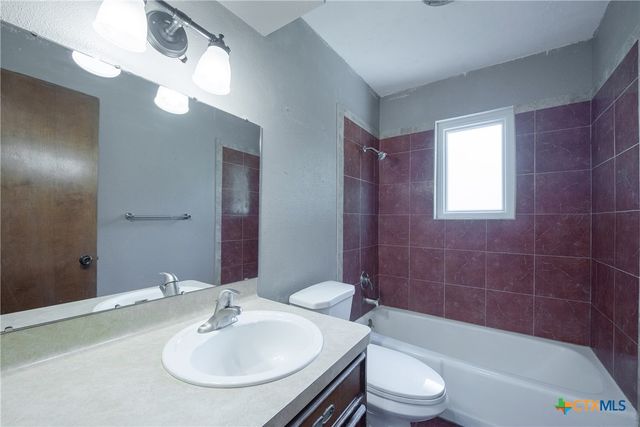 504 Walnut Street, Waller, TX 77484