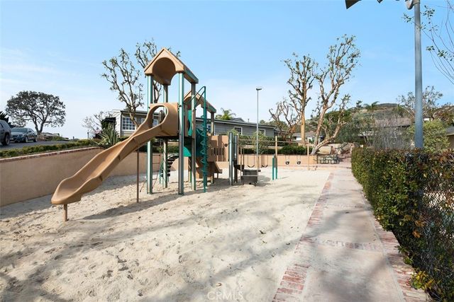 2 N Vista De La Luna, Laguna Beach, CA 92651