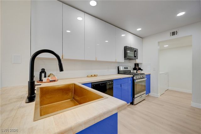 8457 Blazing Sun Avenue, Las Vegas, NV 89129