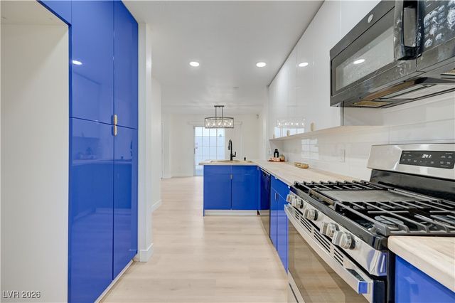 8457 Blazing Sun Avenue, Las Vegas, NV 89129