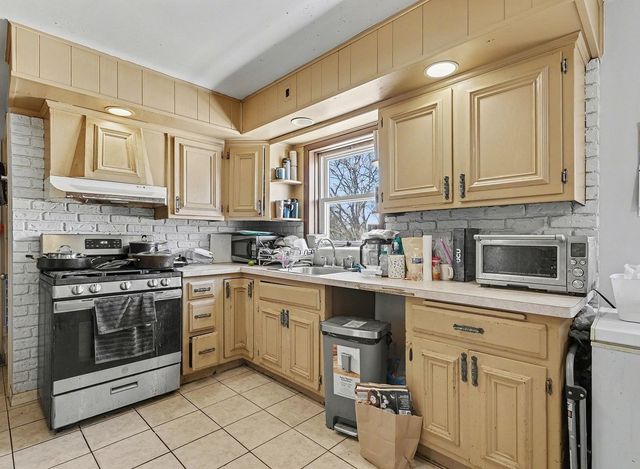 2523 Grunewald Street, Blue Island, IL 60406