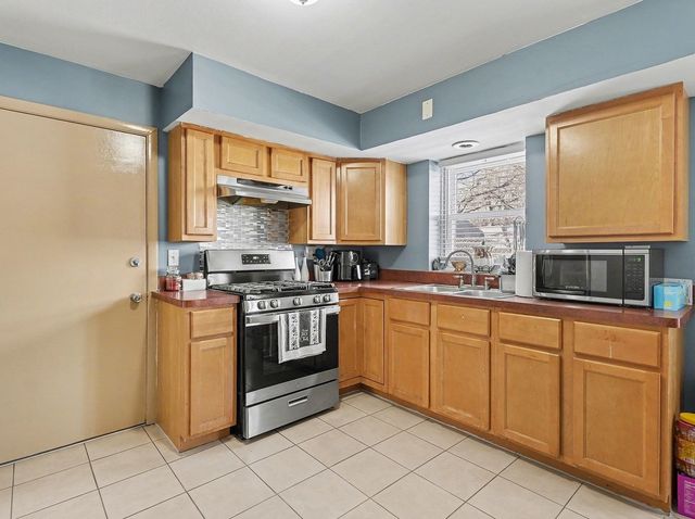 2523 Grunewald Street, Blue Island, IL 60406