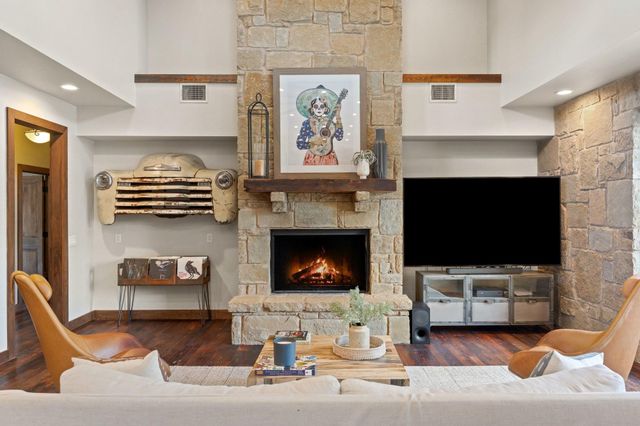 10598 Davy Crockett DR, Austin, TX 78737