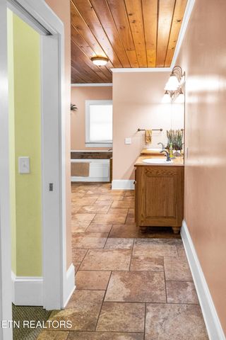 128 Rafter Rd, Tellico Plains, TN 37385