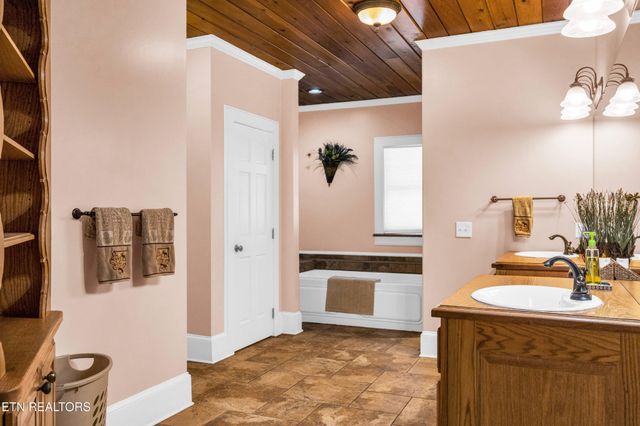 128 Rafter Rd, Tellico Plains, TN 37385
