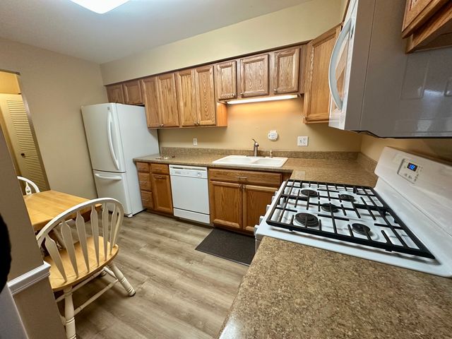 925 Wiltshire Drive D, Mchenry, IL 60050