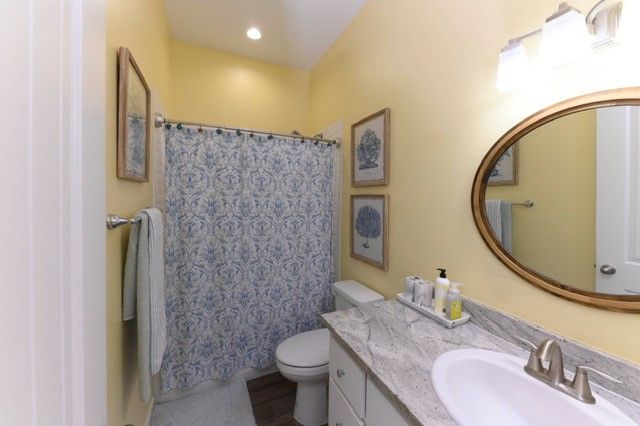 101 Boardwalk Ave, Rockport, TX 78382