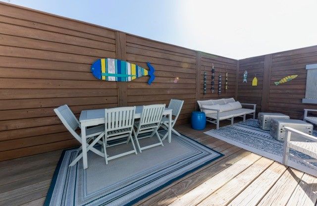 101 Boardwalk Ave, Rockport, TX 78382