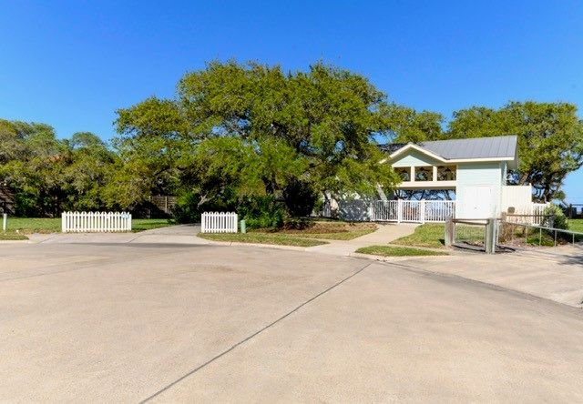 101 Boardwalk Ave, Rockport, TX 78382