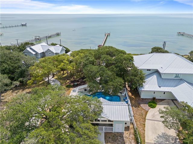101 Boardwalk Ave, Rockport, TX 78382