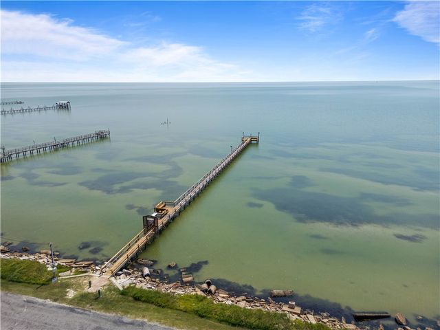 101 Boardwalk Ave, Rockport, TX 78382
