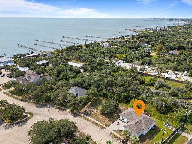 101 Boardwalk Ave, Rockport, TX 78382