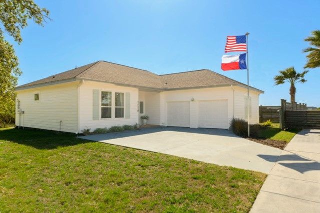101 Boardwalk Ave, Rockport, TX 78382