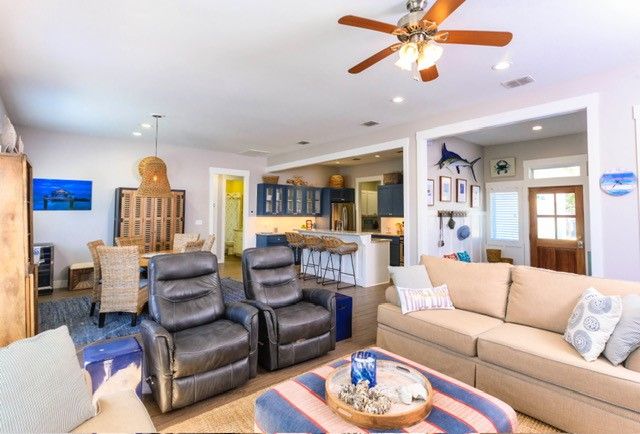 101 Boardwalk Ave, Rockport, TX 78382