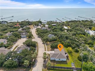 101 Boardwalk Ave, Rockport, TX 78382
