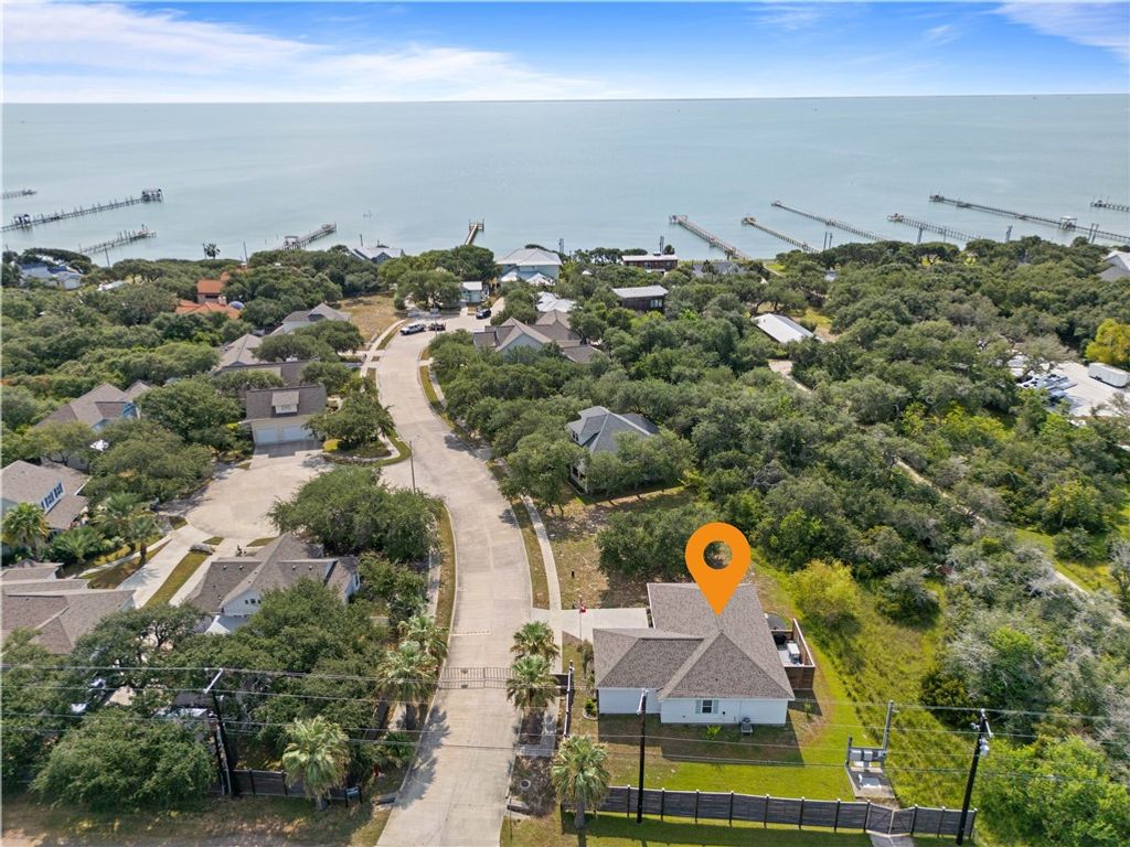 101 Boardwalk Ave, Rockport, TX 78382