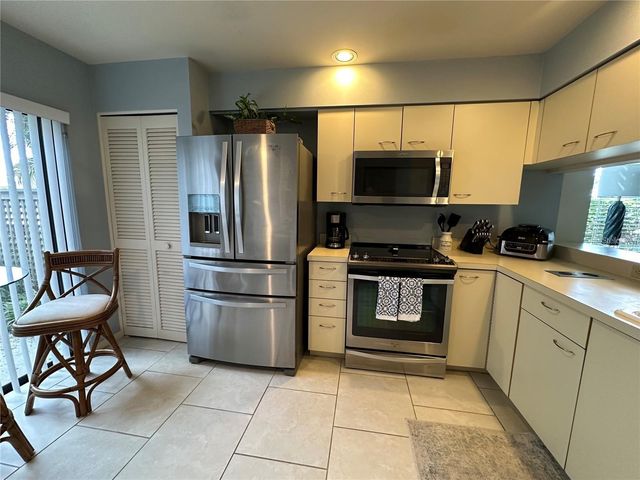 4562 KINGSMERE 41, Sarasota, FL 34235